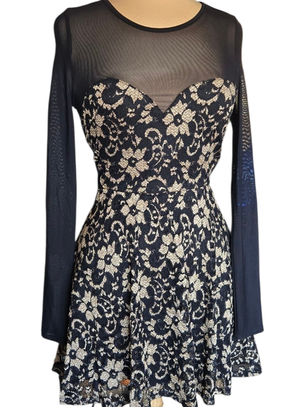 80s Material Girl Black & Cream Lace Long Sleeve Fit-&-Flare Skating Dress Sz M